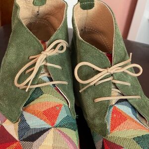AELIA GREEK SANDALS GREEN SUEDE BACK MULTI COLOR ON FRONT SIZE 10